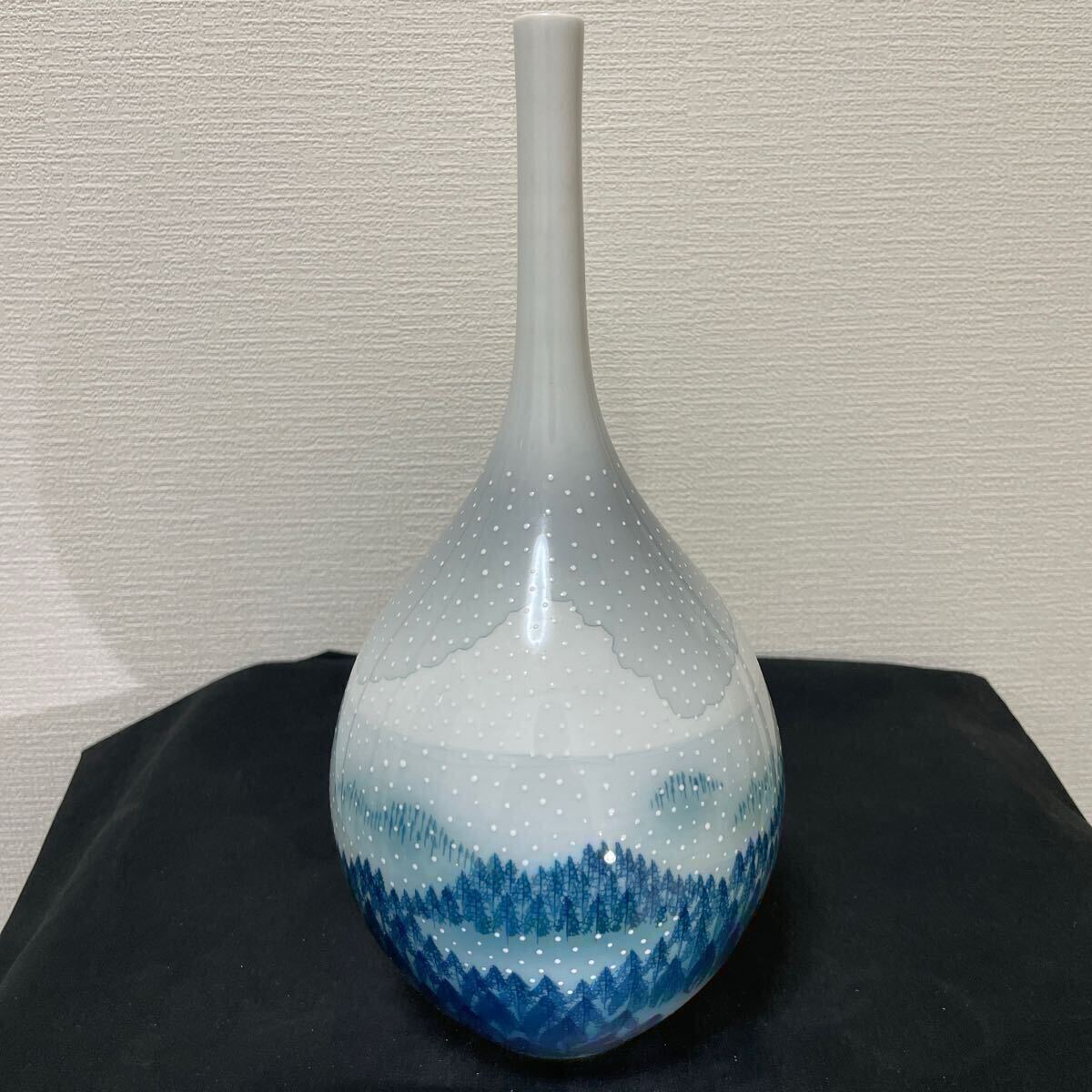 藤井朱明 壺 花瓶 花器 日展人気作家 有田焼 雪景色染付樹海図細密絵付花瓶 藤井朱明 壺 花瓶 花器 日展人気作家 有田焼 雪景色染付樹海図