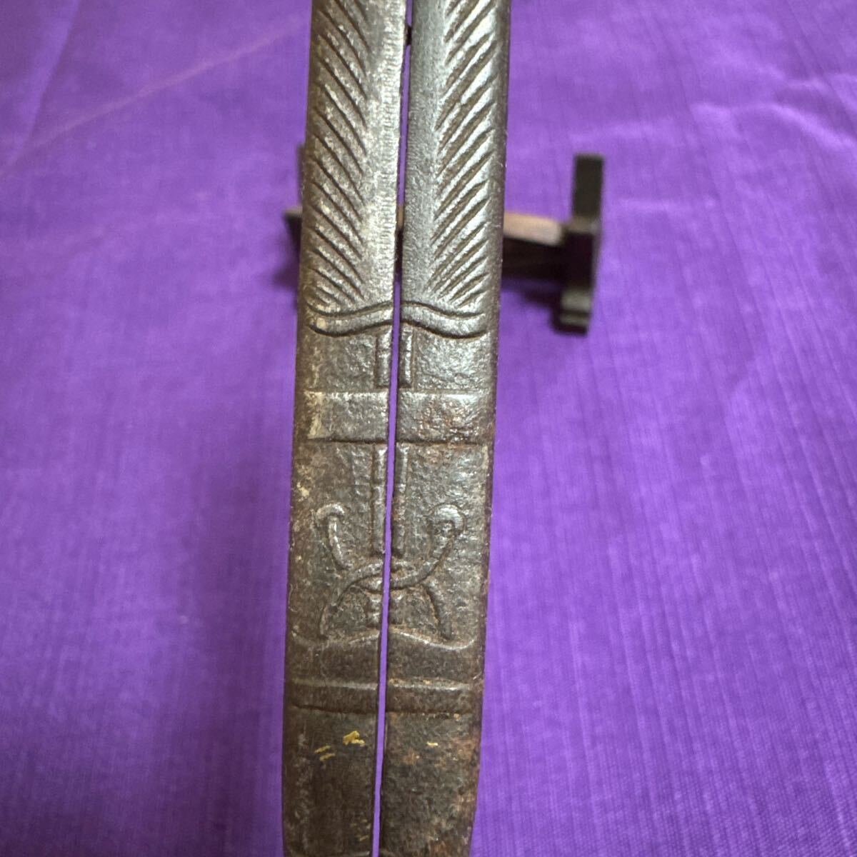 時代物 靭 空穂図 鉄地割笄 良品(日本刀装具小柄小刀馬針貫級刀縁頭目貫火箸鍔鐔 時代物 靭 空穂図 鉄地割笄 良品(日本刀装具小柄小刀馬針貫級刀