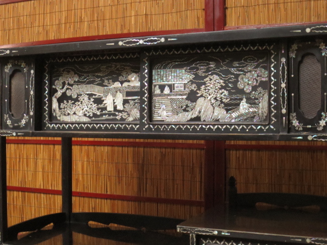 李朝骨董 鬼瓦 朝鮮王朝 新羅時代 寺院建築 出土品 コレクター放出 古美術品 時代古玩 朝鮮美術 李朝螺鈿細工 人物楼閣風景図 茶箪笥 88.5
