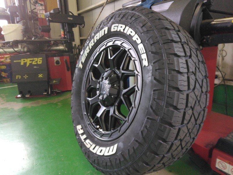150 プラド FJ ハイラックス サーフ 夏タイヤ ホイール セット モンスタ テレーングリッパー 265/70R17 265/65R17 17インチ InFerno_画像3
