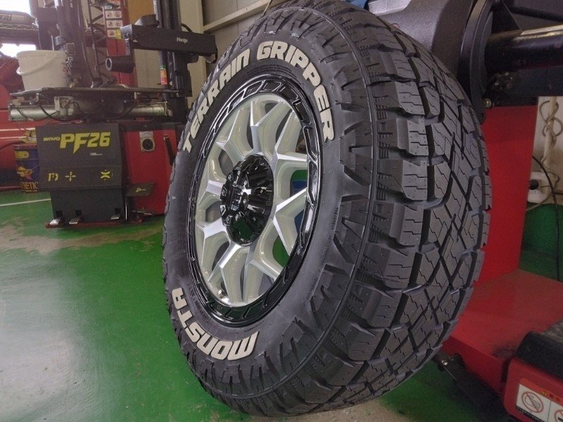 150 プラド FJ ハイラックス サーフ タイヤホイールセット モンスタ テレーングリッパー 265/70R17 265/65R17 17インチ LEXXEL InFerno_画像3