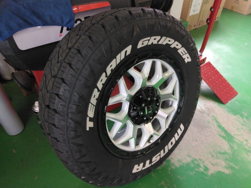 150 プラド FJ ハイラックス サーフ タイヤホイールセット モンスタ テレーングリッパー 265/70R17 265/65R17 17インチ LEXXEL InFerno_画像6