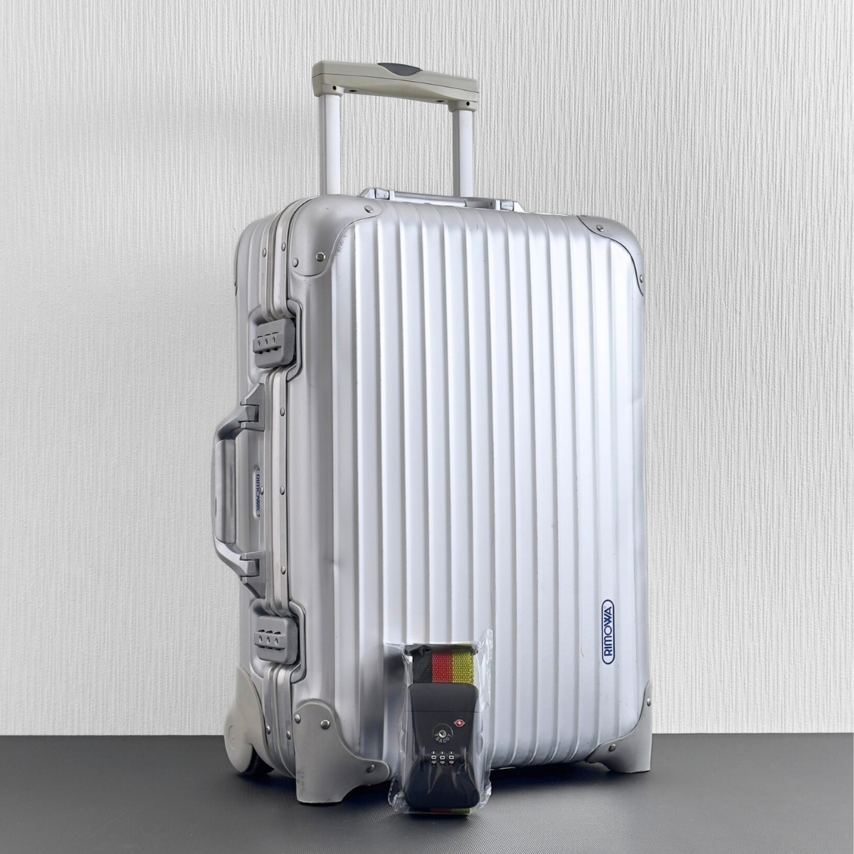 美品 RIMOWA リモワ トパーズ 32L 2輪 機内持込可 証明書付き 2025年最新】Yahoo!オークション -リモワ トパーズ 32l 2輪の