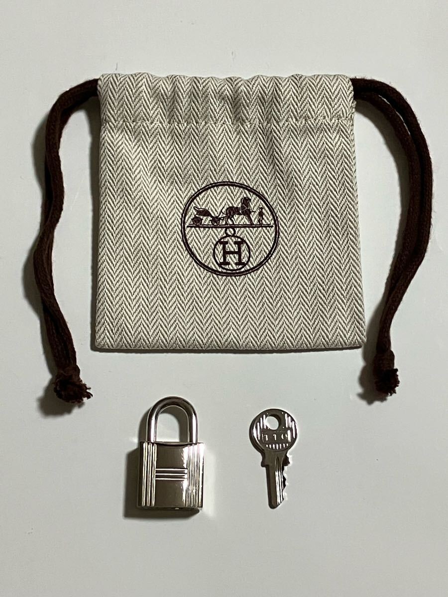 美品 HERMES 保存袋 巾着 カデナ 鍵 キー パドロック 小袋 小 良品 HERMES パドロック 保存袋 シルバー カラー エルメス