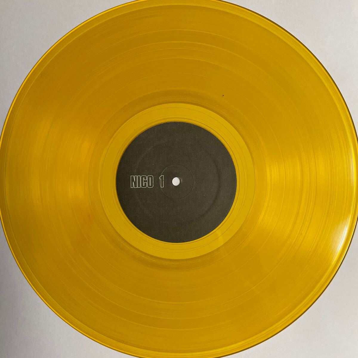 LP Martin Hannettプロデュース(A2,B1) ヴェルヴェッツ歌姫82年ライヴ NICO/LIVE HEROES[US盤:Yellow Vinyl:Performance Records PERF 385]_画像2