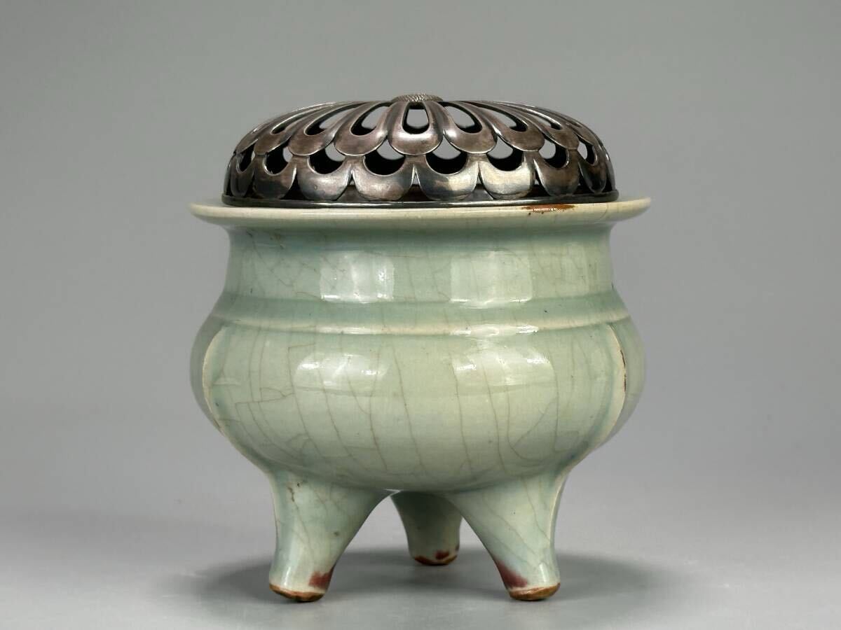 中国陶磁器 明朝万歴 香炉 S7UJ29-4 中国美術 明朝 明時代 龍泉窯 青磁 三足香炉 純銀蓋付