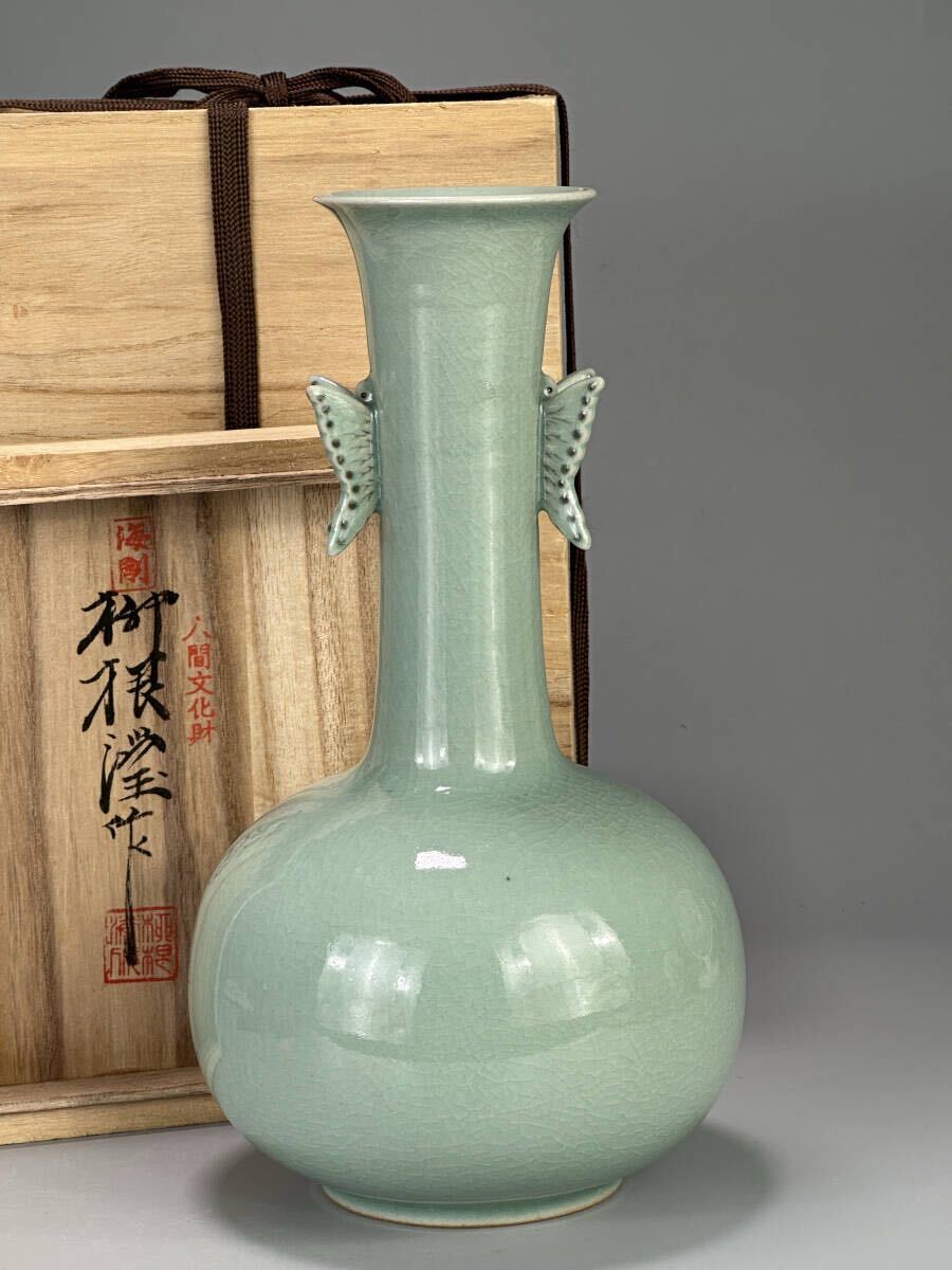 韓国作家物 青磁 海青作 花入 UJ29-13 韓国美術 人間文化財 青磁 海剛 象嵌胡蝶耳花瓶 花入