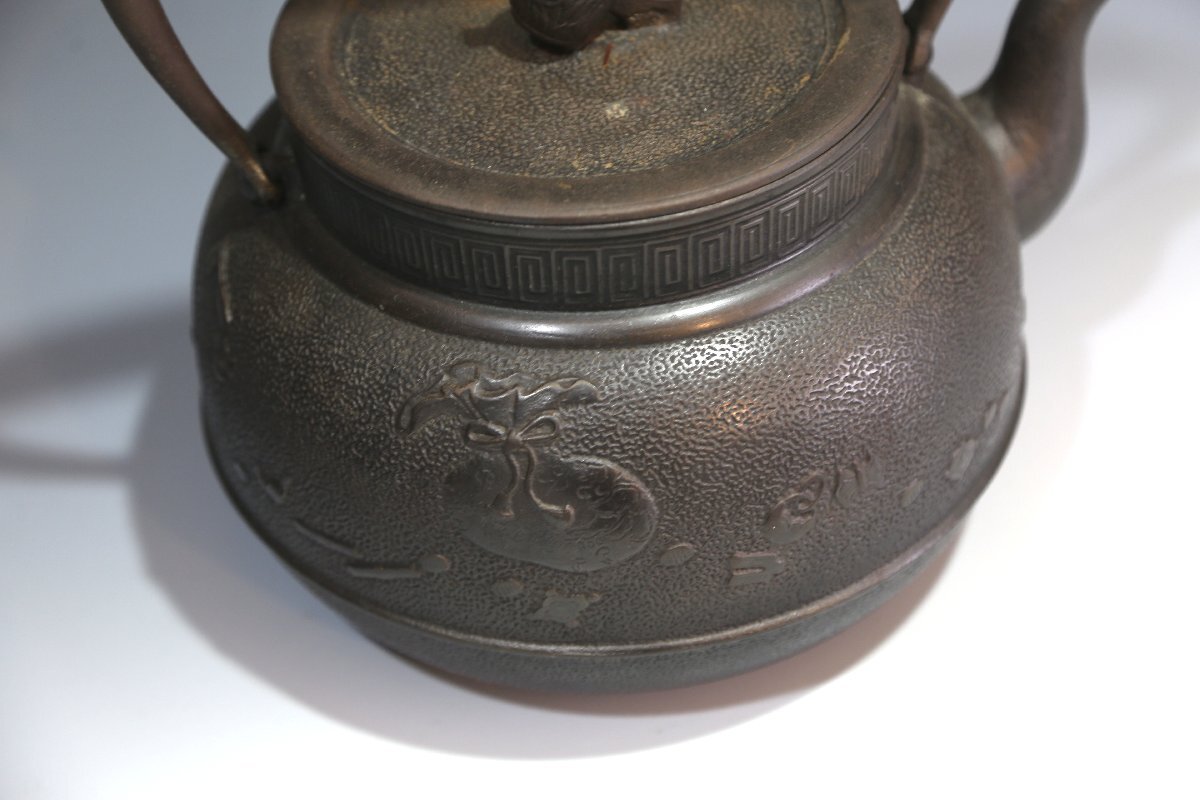 大國在印 盛上手鉄瓶 観賞用高さ約17cm,2286g東岩7-0903①タサコサ tetsubin_komaruhada.png?v=