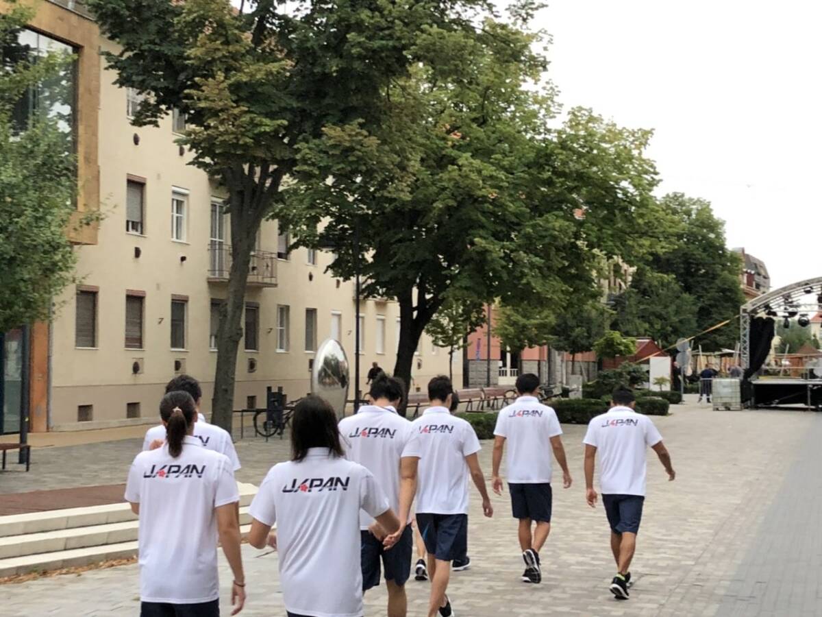 [ Coach * игрок главный .]2019 мир Junior игрок право Венгрия ..TOBIUO JAPAN летящий uo Japan .. плавание Junior Япония представитель форма 
