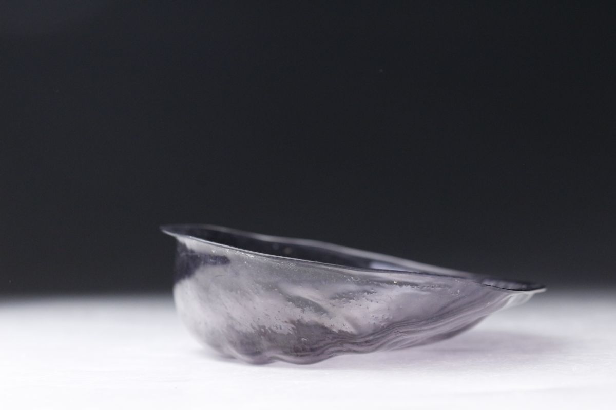 江戸ガラス　型吹きガラスあわび型皿　紫　ギヤマン　びいどろ　アンティーク和ガラス 特別出品【LIG】 希少 江戸ガラス 型吹きガラス 紫鮑型皿 向付