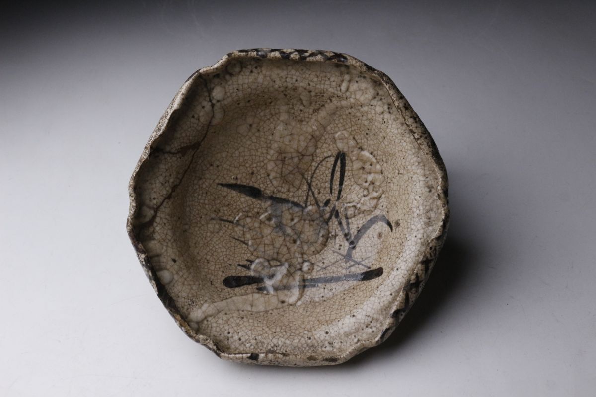 桃山時代 鉄絵アヤメ文絵志野小皿 金継ぎ 発掘品 特別出品【LIG】鉄絵が描く、風雅の余情 桃山時代 古志野 絵志野