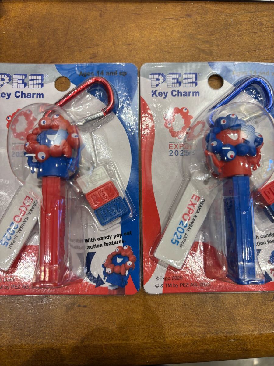 ミャクミャク PEZ ペッツ カラビナ付きキーホルダー 赤 青 2種セット ミャクミャク PEZ ペッツ カラビナ付きキーホルダー 赤 青 2種