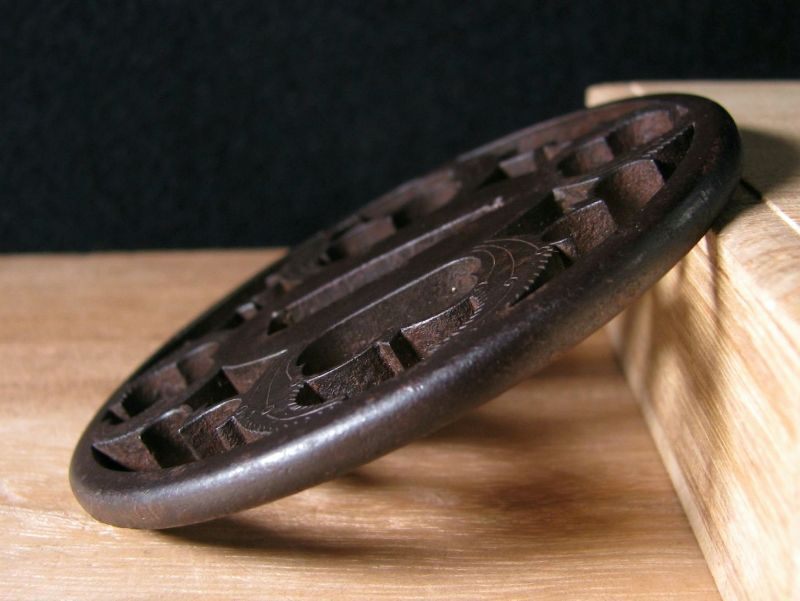 江戸初期　鉄地　透かし鍔、桐箱付 Yahoo!オークション - 時代武具 鉄地透かし鍔 ［銘 江府住正栄