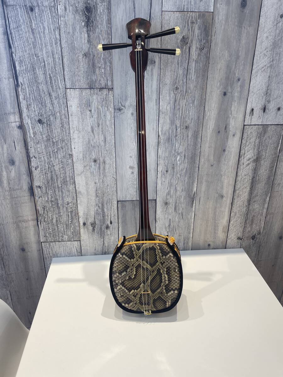 【美品】三線 琉球楽器 蛇皮 民族楽器 三味線 沖縄民族楽器 三味線 沖縄三線 蛇皮 ケース無し(本体)|売買され