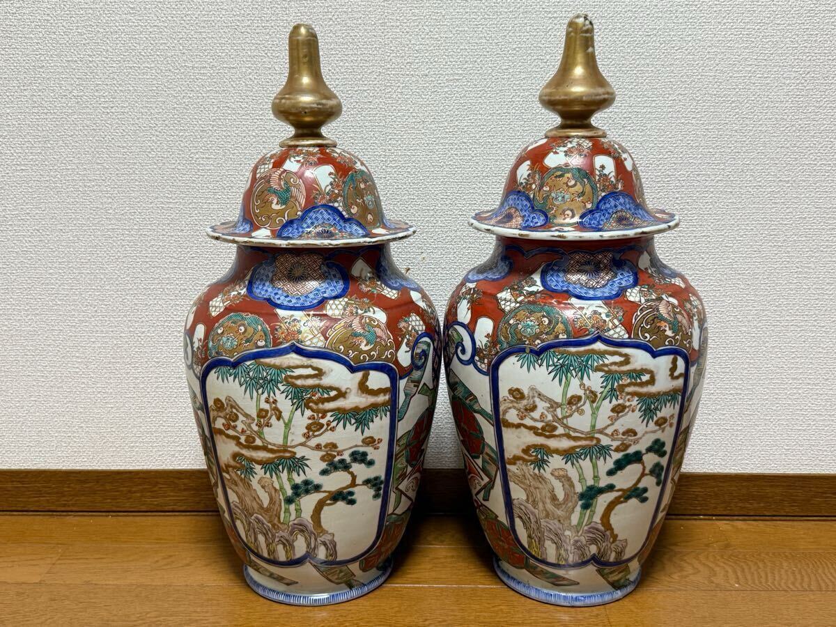 資産家所蔵品 伊万里焼 豪華絢爛 色赤絵染付松竹梅紋様蓋付花瓶 資産家所蔵品 伊万里焼 豪華絢爛 色赤絵染付松竹梅紋様蓋付花瓶