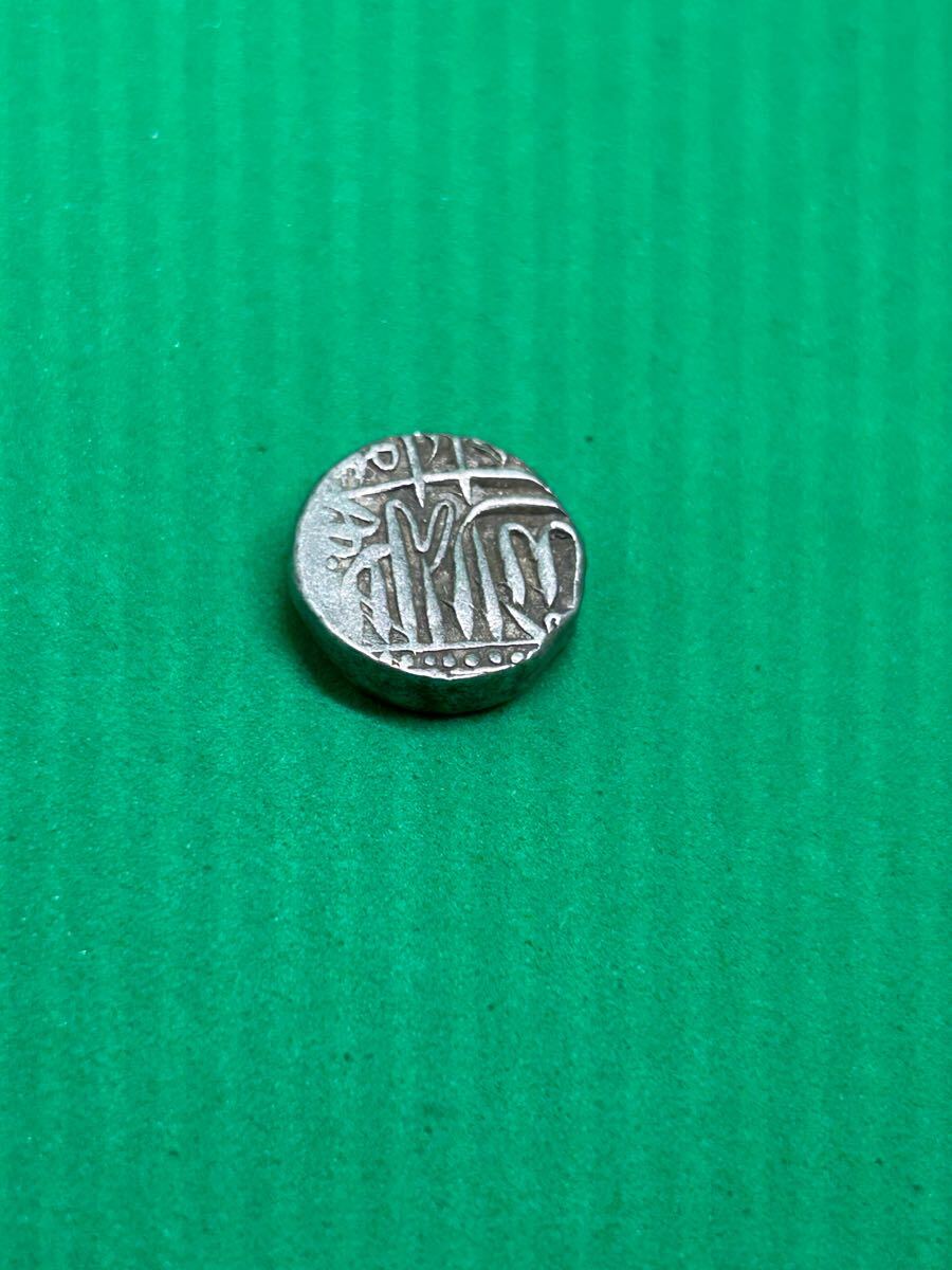 ムガル帝国　アクバル大帝(1555〜1605) マフムーディ銀貨 外国コイン_画像1