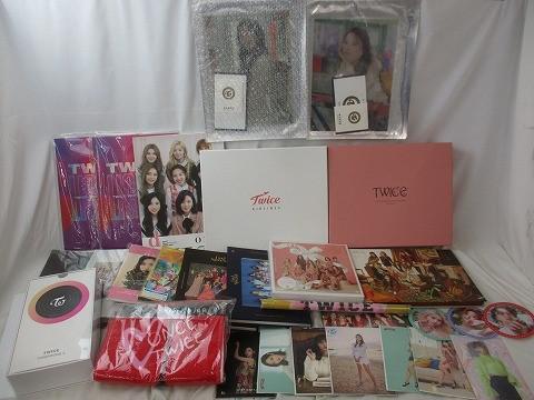 半額以下‼️   TWICE まとめ売り アルバム、ペンライト、うちわ等 半額以下‼️ TWICE まとめ売り アルバム、ペンライト、うちわ等