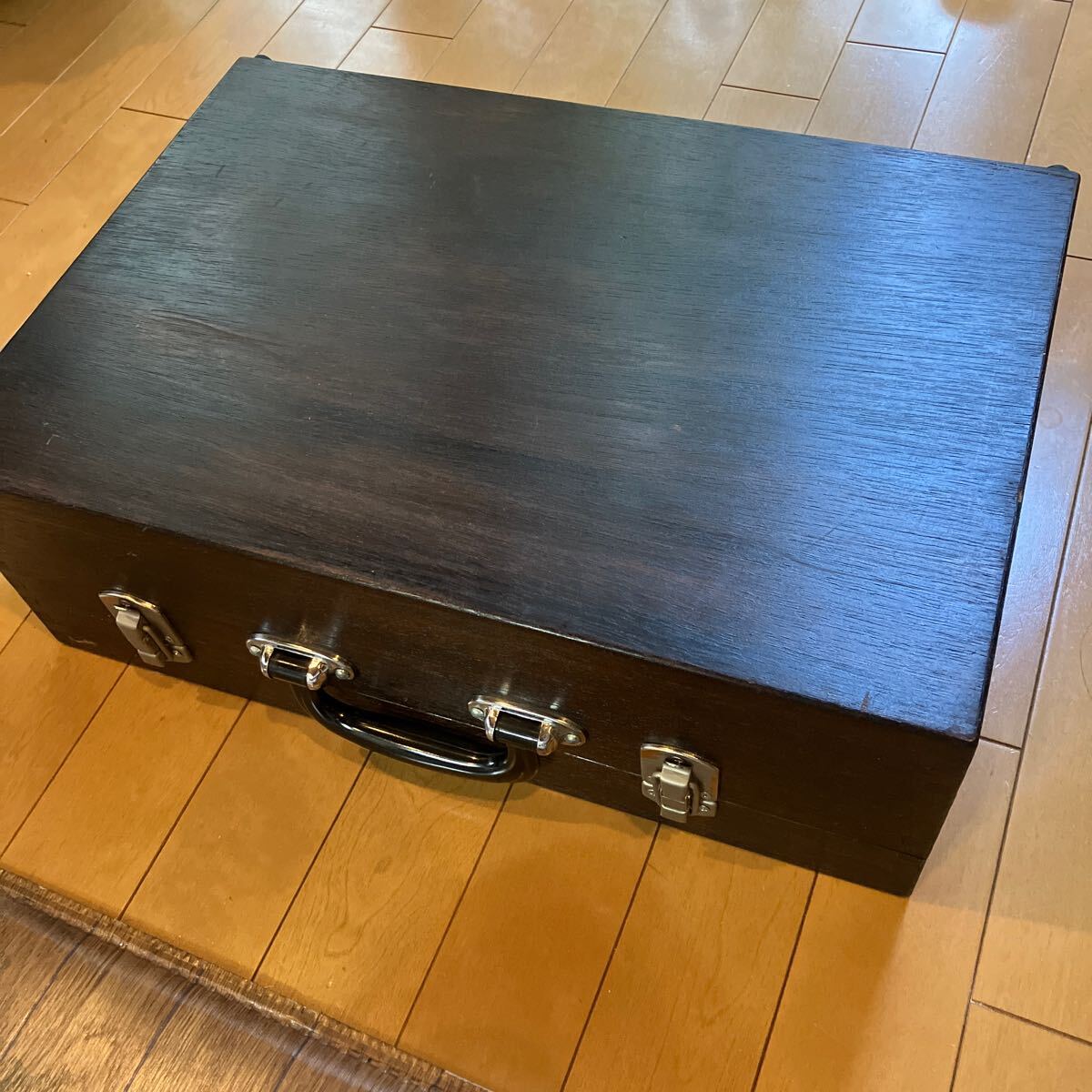  из дерева сумка почти прекрасный товар как на фотографии всего лишь . потертость есть 1980 год примерно . покупка 1 раз машина . путешествие . использование N