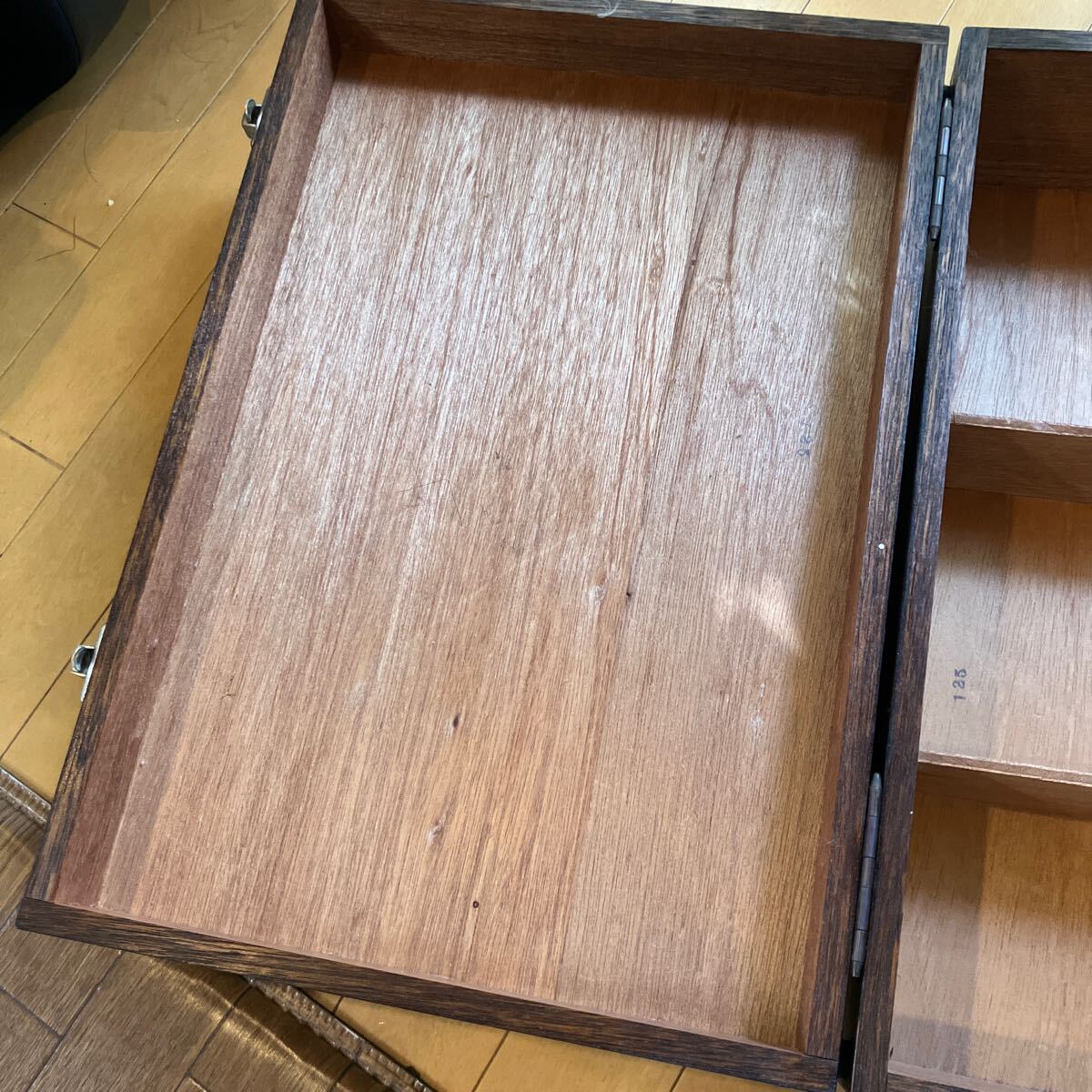  из дерева сумка почти прекрасный товар как на фотографии всего лишь . потертость есть 1980 год примерно . покупка 1 раз машина . путешествие . использование N