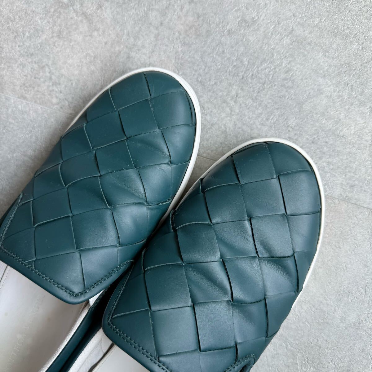 美品 BOTTEGA VENETA ボッテガヴェネタ マキシイントレチャート スニーカー スリッポン レザー メンズ 44 29cm グリーン ブランド靴