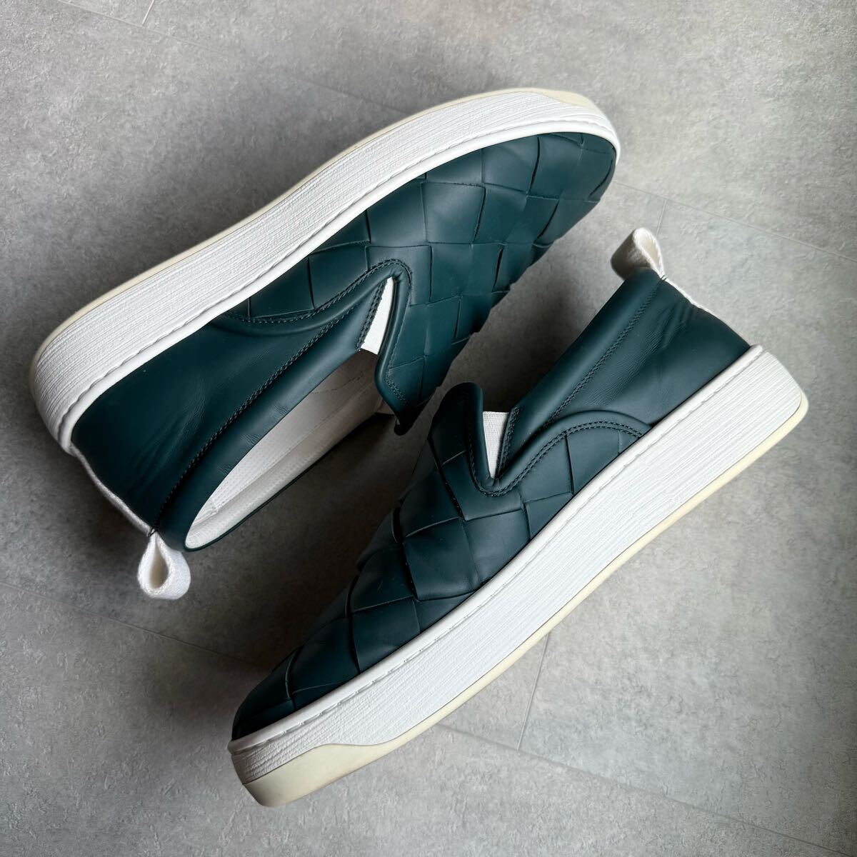 美品 BOTTEGA VENETA ボッテガヴェネタ マキシイントレチャート スニーカー スリッポン レザー メンズ 44 29cm グリーン ブランド靴