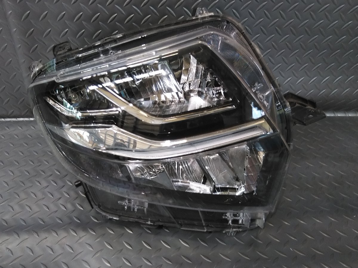 右ヘッドライト koito 100-69039 LA650S タント 純正 右ヘッドライト KOITO 100-69075 ジャンク品