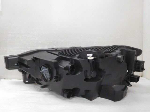 Volvo 60 серии 5AA-UB420TXCMA правая фара 32342511 ZKW 10608 372384