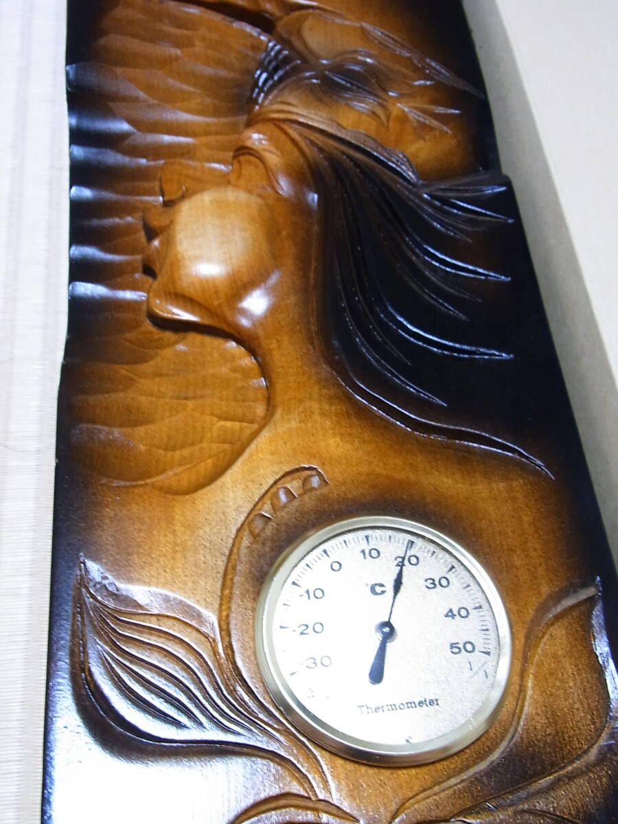 アイヌ民芸品 木彫り 壁掛け式温度計★新品箱入り★送料無料★37cm×15cm 北海道土産 木工芸★壁かけインテリア★光沢★アイヌ民族の少女_画像1