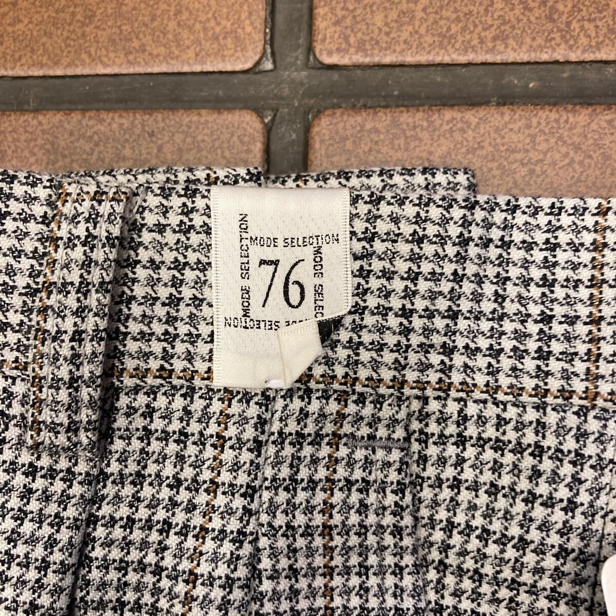 《新品》ビジネス カジュアル スラックス サイズ 76cm 2タック ウォッシャブル ご家庭で簡単にあらえます。 ハンドトゥース風柄 茶系大格子_画像4