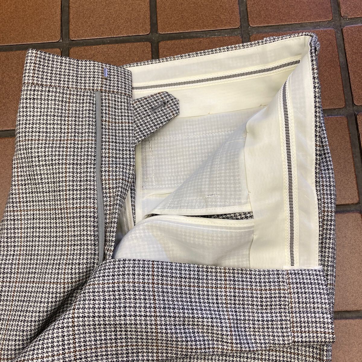 《新品》ビジネス カジュアル スラックス サイズ 76cm 2タック ウォッシャブル ご家庭で簡単にあらえます。 ハンドトゥース風柄 茶系大格子_画像8