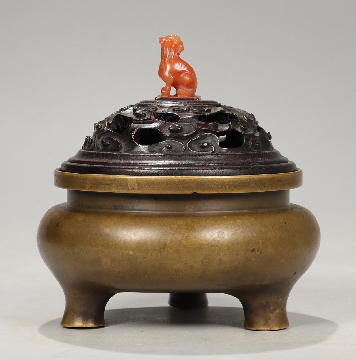 947 銅製蝋型洋銀獅子香炉 大明宣徳年製銘 時代物 安】明時代 大明宣徳年製 銅胎 鬲式香炉 寿山石瑞獣摘鈕 紫檀木