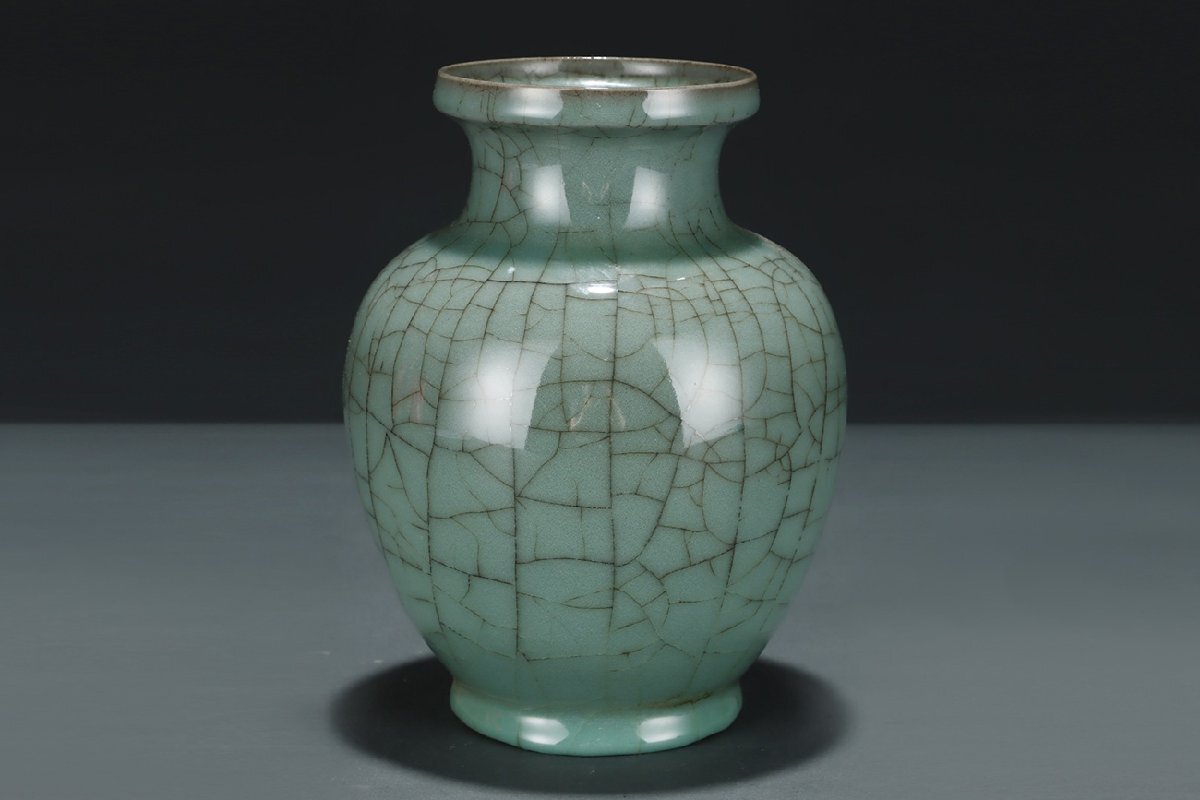 中国元代の竜泉窯瓶 骨董 古美術品 コレクション唐物 江戸 青磁アンティーク 安】宋時代 龍泉窯青瓷開片紋賞瓶 共箱 唐瓷 染付 古陶瓷 古美味