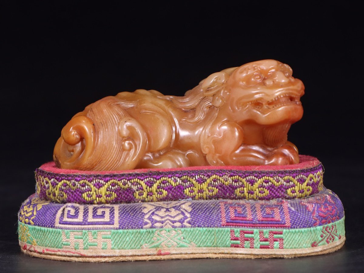 田黄石 中国時代の置物 貴重品 激安骨董品 博物館共箱 DE214B5-4 安】清時代 元珠銘 寿山田黄石彫 瑞獣置物 共箱 極細工 古擺件