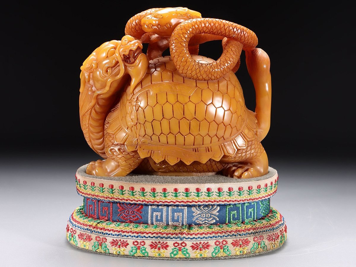 田黄石 中国時代の置物 貴重品 激安骨董品 博物館共箱 DE214B5-4 安】清時代 玉セン銘 寿山田黄石彫 玄武神獣置物 共箱 極細工 古