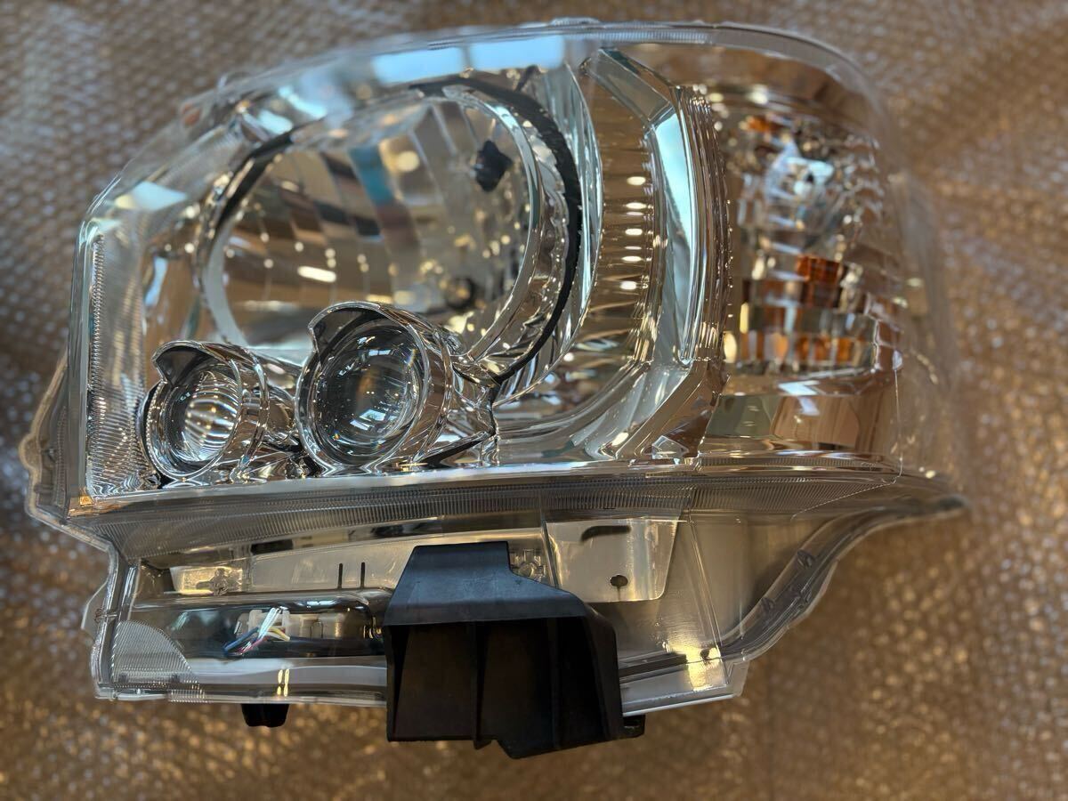 ハイエース純正LEDヘッドライト 新車外し 新車外し】200系 ハイエース 純正LEDヘッドライト KOITO 左右