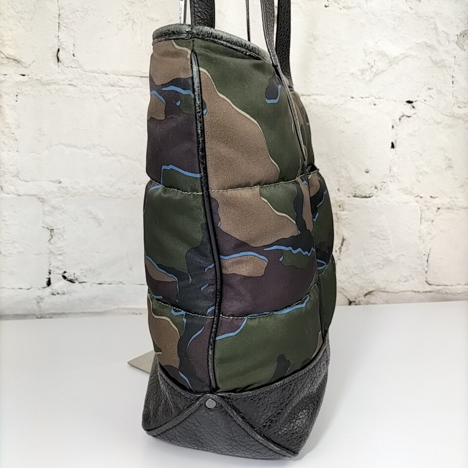 収納十分で使いやすい♪【Coach】カモ柄 ローグバッグ COACH 】 コーチ チャーム付き ロゴ型押し 一部 レザー 迷彩柄