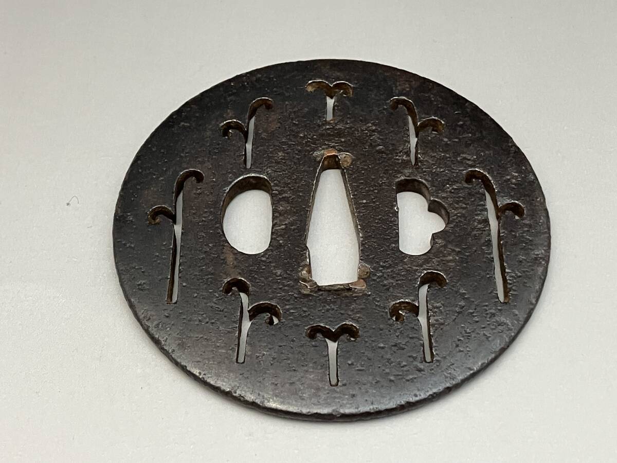 刀装具 鉄製 鍔(つば) 江戸時代 ①鍔 刀装具 鉄つば わらび透かし 江戸時代(鍔、刀装具)|売買
