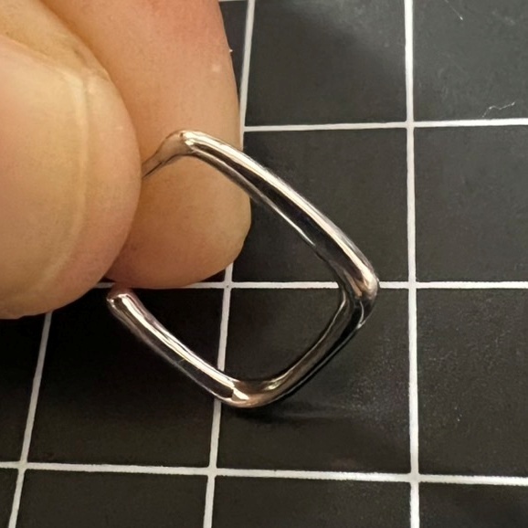 B563 匿名配送 リングピアス レディース メンズ シルバー s925 フープピアス 四角形 シンプル 上品 スクエア _画像5