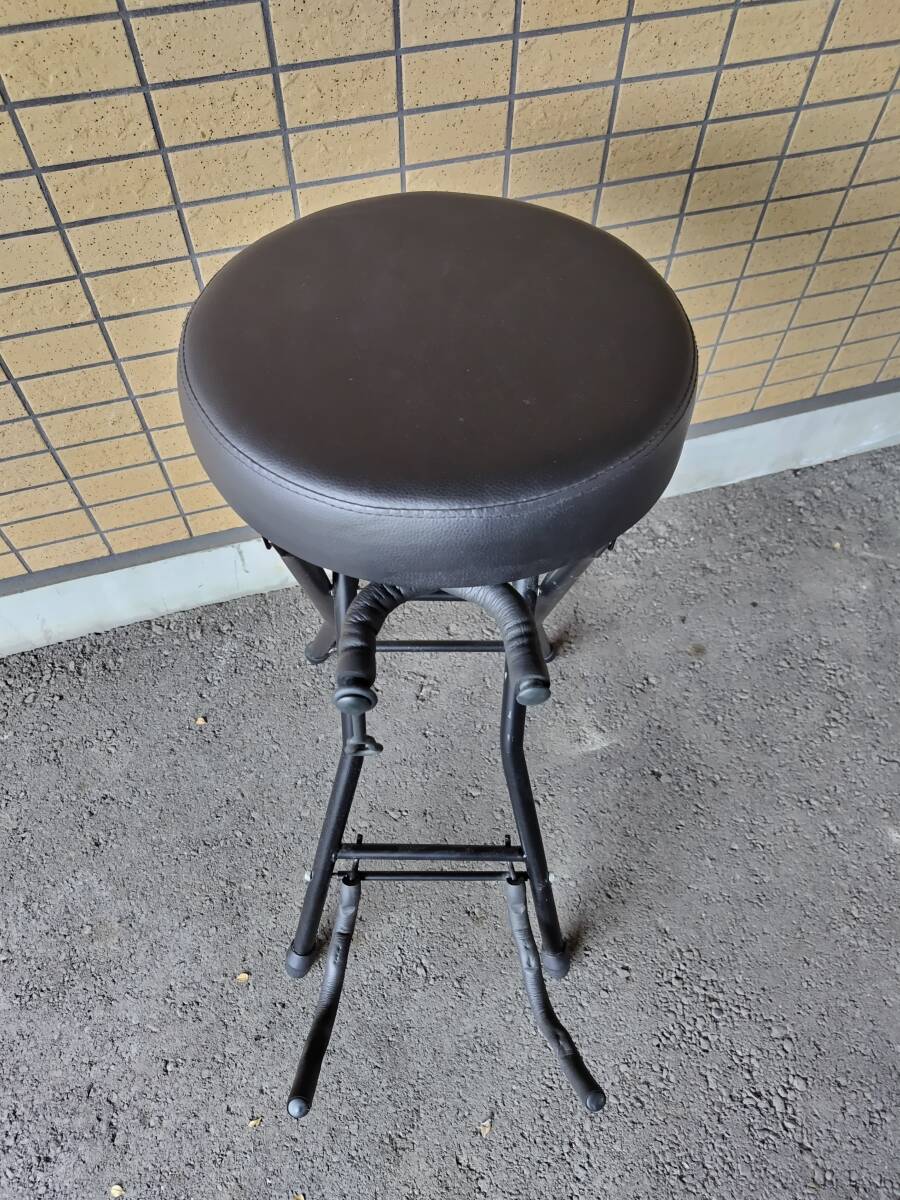 ギタースタンドチェア 折りたたみ椅子 ギター立て 楽器スツール パイプ椅子 ブラック　楽器スツール レクトリックギター練習用パイプ椅子_画像3