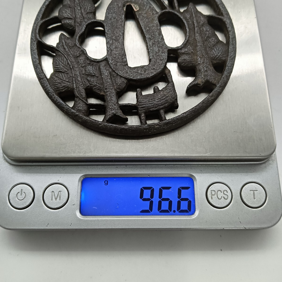 鉄地 透かし彫刻 刀鍔 85g 金工細密彫刻 刀装具 日本刀装具 刀剣美術 SALE，品質保証 【A3694】鉄地 葉透かし彫刻 刀鍔 金工細密彫刻