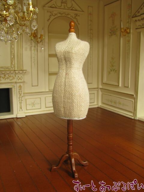 ミニチュア　 レディ・アンのお気に入り　　本格布張トルソー　嫁ぐ日のドレスフォーム　LA5826　ドールハウス用_画像1