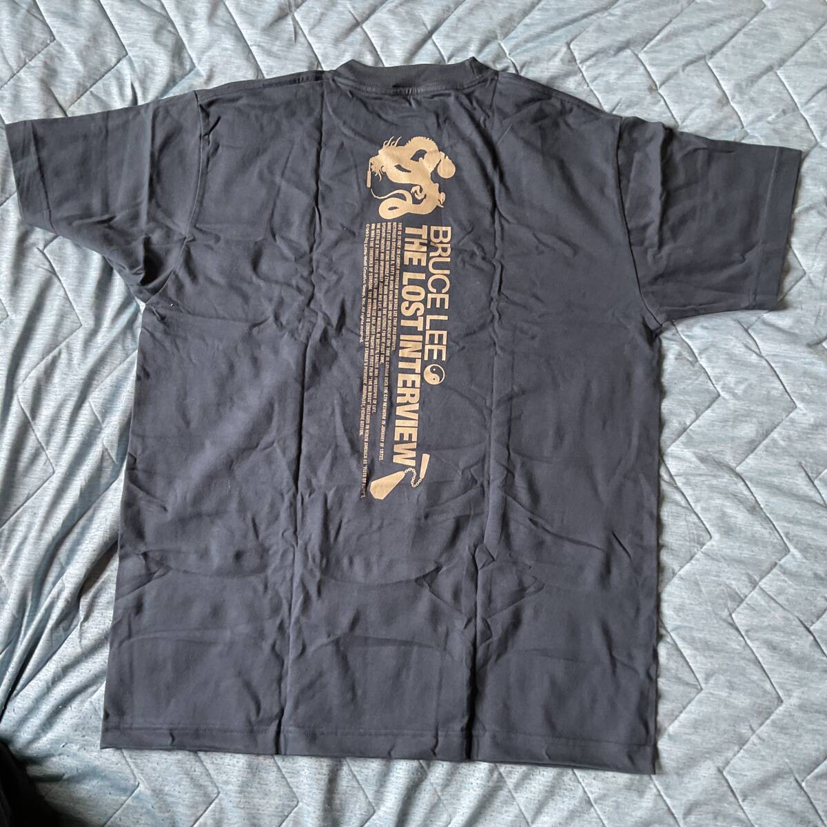 ブルース?リー　Tシャツ　ザロストインタビュー　紺色　DVDの付録　ハコダメージ大　未使用品