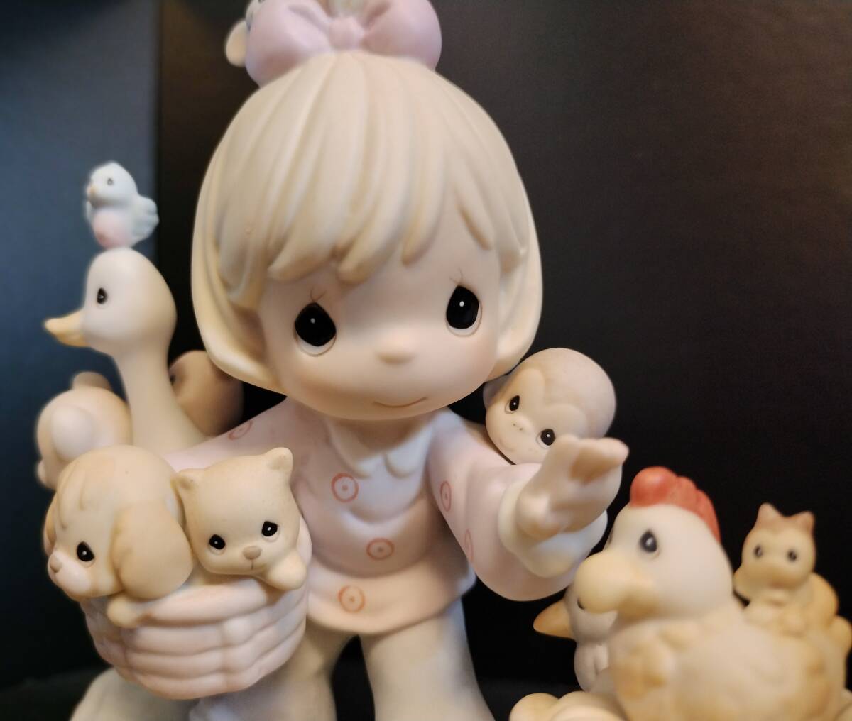 R665【新品・デッドストック】生産年度限定品 高さ15cm×幅18cm プレシャスモーメント エネスコ 陶器人形 アンティークドール PM002_画像5