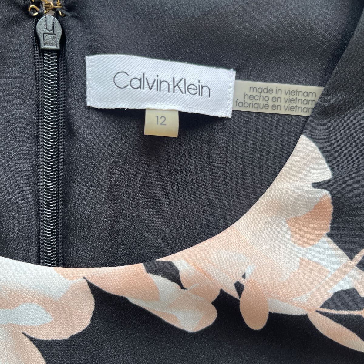 CKカルバンクライン カーキx控え目マルチ花柄ミディドレス送料込 送料無料Calvin Kleinカルバンクラインスリーブレスハイロー