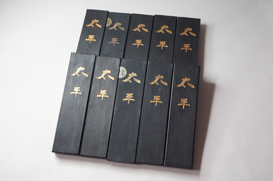 書道具　中国古墨　法龍　曹素功鑑製　ワレあり　213g 時代墨 書道具 中国古墨 法龍 曹素功鑑製 ワレあり 213g 時代墨