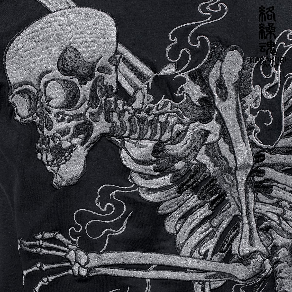 252044-21 絡繰魂 粋 Tシャツ 半袖クルーネック がしゃどくろ 和柄 刺繍 浮世絵 メンズ(ブラック黒グレー灰色) L 妖怪 骸骨 相馬の古内裏_画像2