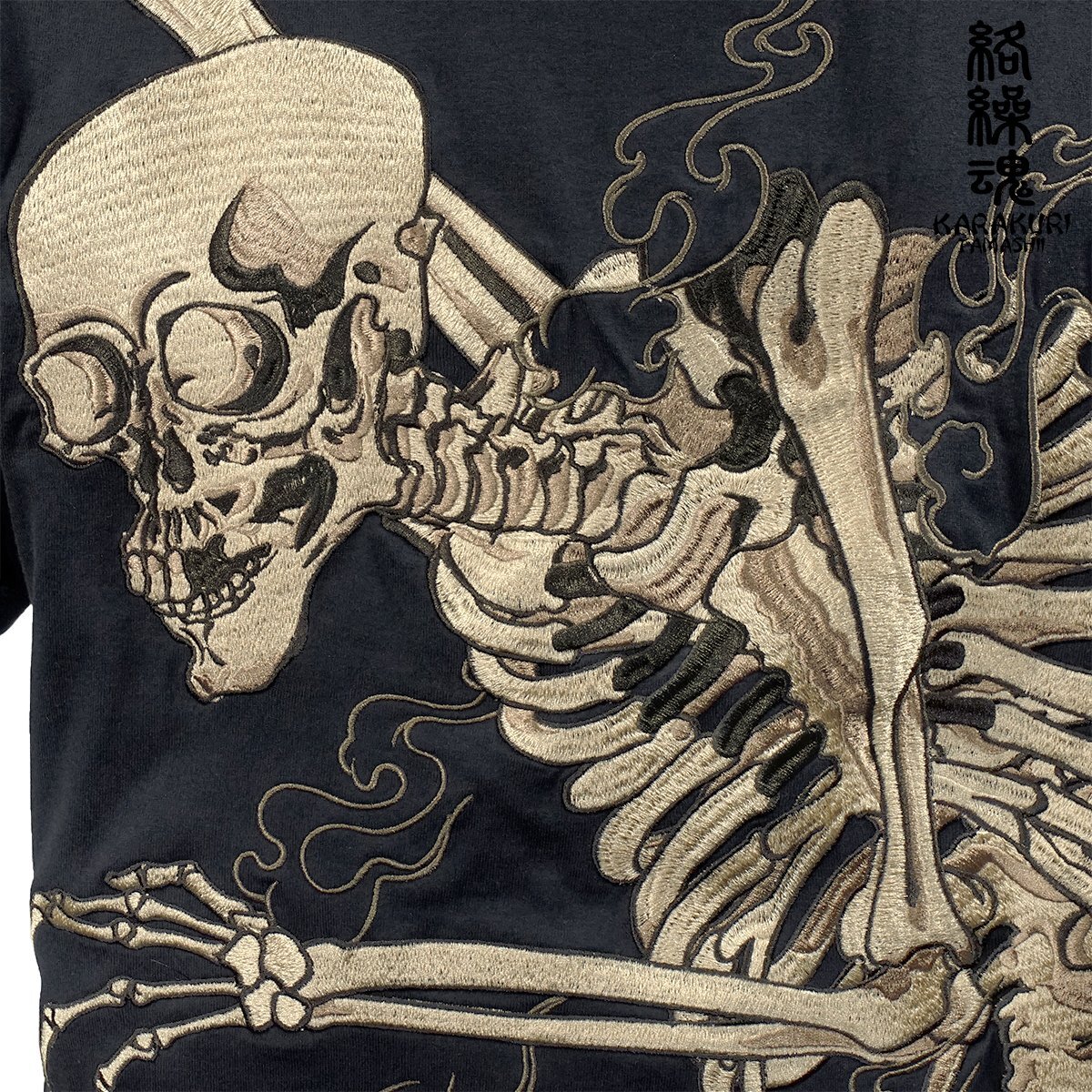 252044-20 絡繰魂 粋 Tシャツ 半袖クルーネック がしゃどくろ 和柄 刺繍 浮世絵 メンズ(ブラック黒ホワイト白) L 妖怪 骸骨 相馬の古内裏_画像2