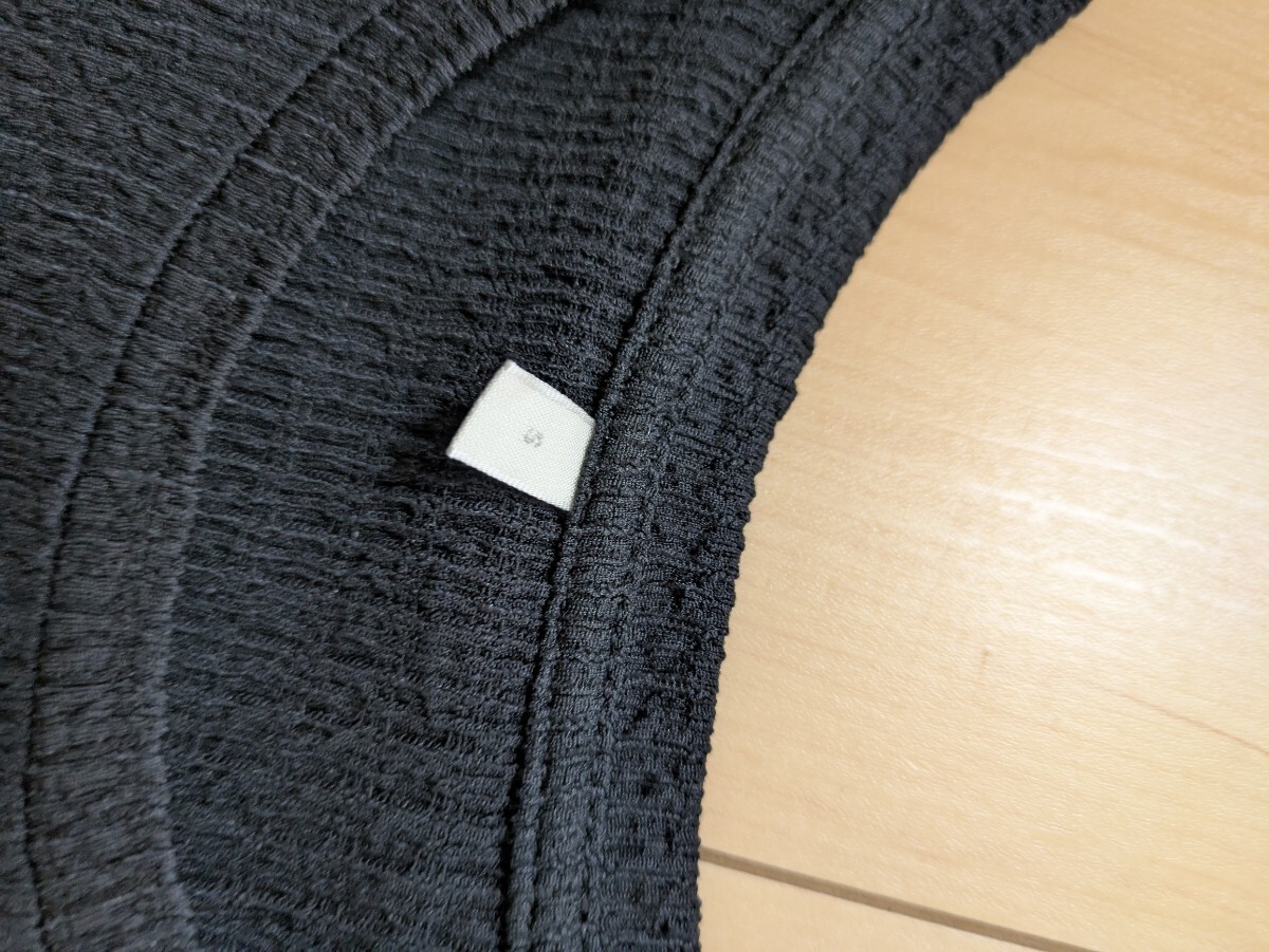 GUジーユー　ネックスリットクロップドT　ブラック