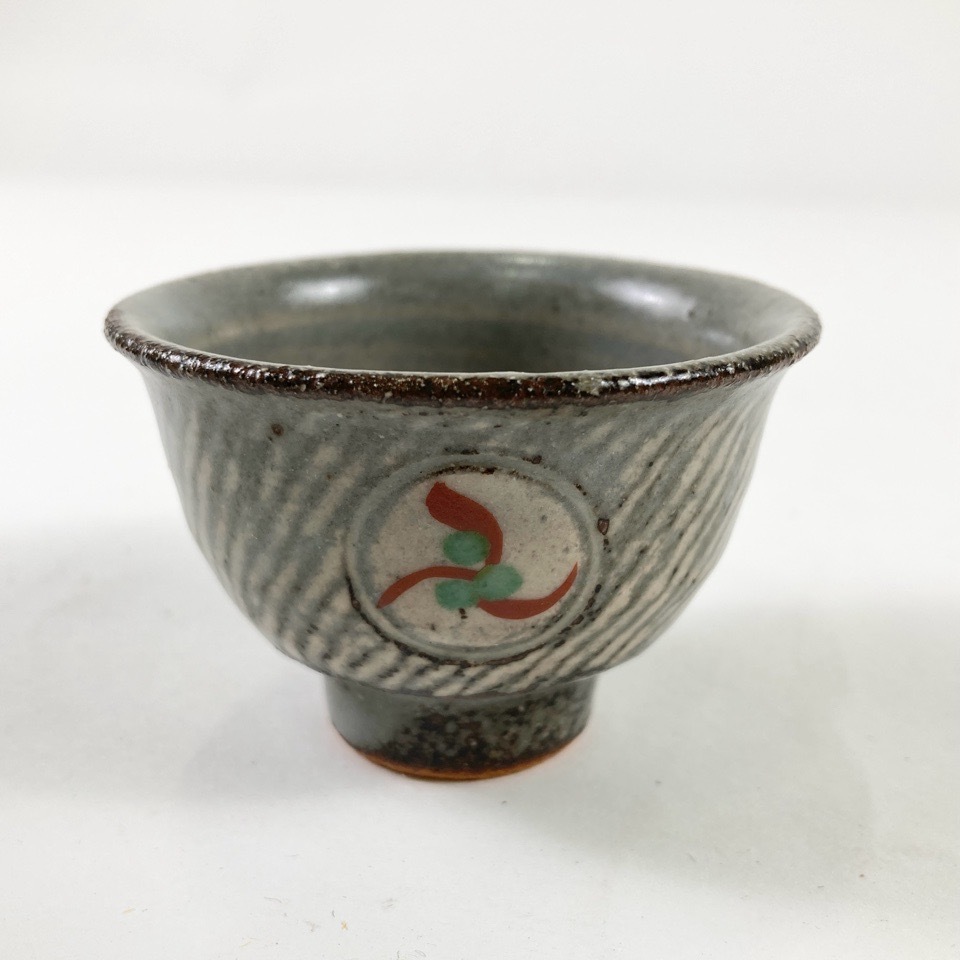 象嵌赤絵酒器 (人間国宝 島岡達三作) 徳利×2・ぐい吞み×5 人間国宝 島岡達三 象嵌赤絵酒器揃 共箱 徳利 ぐい呑 盃 陶磁器