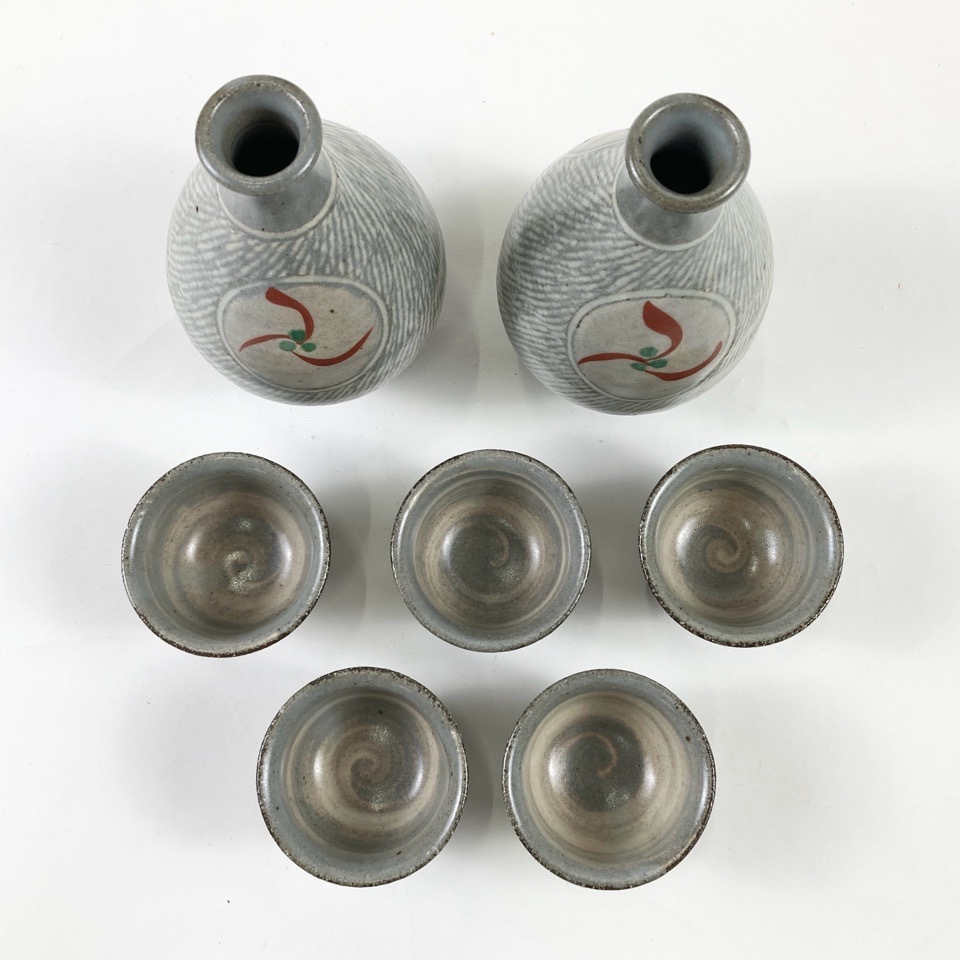 象嵌赤絵酒器 (人間国宝 島岡達三作) 徳利×2・ぐい吞み×5 人間国宝 島岡達三 象嵌赤絵酒器揃 共箱 徳利 ぐい呑 盃 陶磁器